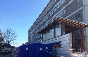 Manager de spital amendat cu 20000 de lei Cort triaj în curtea Spitalului Județean Dâmbovița