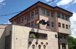 140 de tablete ajung astăzi la 13 școli din județul Dâmbovița