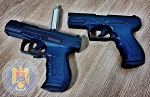 Târgoviște – Arme neletale, de tip airsoft, descoperite de jandarmi asupra a doi tineri!