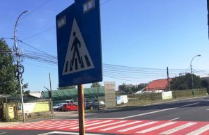 Atenție, pietoni! Traversați strada doar prin locuri special amenajate!