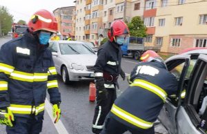 Două autoturisme implicate într-o ciocnire violentă, azi, în Târgoviște