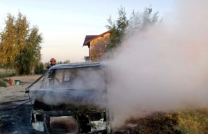 Azi dimineață, la Potlogi, un scurtcircuit electric a făcut scrum o autoutilitară