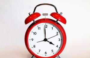 În noaptea asta dăm ceasul înapoi cu o oră și trecem la ora de iarnă: ora 04.00 devine 03.00