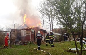 Pucioasa – o casă bătrânească din chirpici și lemn s-a mistuit într-un incendiu