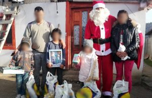 Pompierii morenari și Moş Crăciun au adus bucurie într-o familie din comuna Iedera