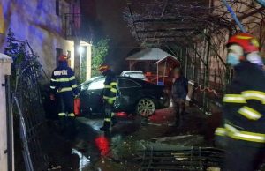 Nucet: Importante pagube materiale în urma unui accident de mașină