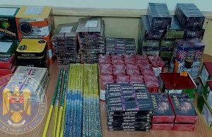 35 de kilograme de petarde și artificii erau comercializate ilegal în zona Pieței 1 Mai din Târgoviște, dar au fost confiscate de jandarmi!