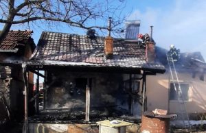 Târgoviște – pompierii au oprit la timp un incendiu la acoperișul unei case din cartierul Priseaca!
