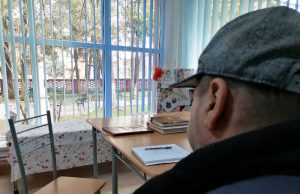 Povestea lui Costel – cizmarul „Singurătatea mă apasă! Eram în floarea vieţii când a dat trenul peste mine…”