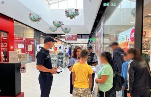 Acțiune informativă a polițiștilor dâmbovițeni pentru copii și părinți într-un centru comercial din Târgoviște