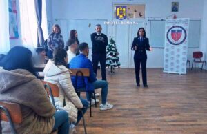 Informații utile, dar și cadouri au oferit polițiștii dâmbovițeni elevilor din Pitaru și Glod