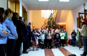 Jandarmii dâmbovițeni au fost colindați de mai multe grupuri de elevi din Târgoviște