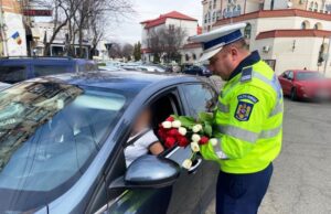 Polițiștii dâmbovițeni continuă tradiția de “sancționare” a șoferițelor cu flori