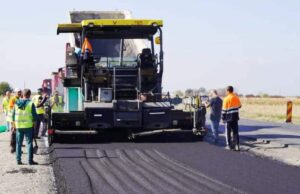 Lucrările pe DN 7 Bâldana – Titu, în plină desfășurare. S-a turnat deja primul strat de asfalt.