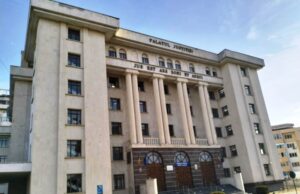 Magistrații Tribunalului Dâmbovița s-au alăturat protestului personalului auxiliar de specialitate şi conex! Începând de astăzi se suspendă activitatea de judecare a cauzelor! Se vor judeca numai cauzele considerate urgente!