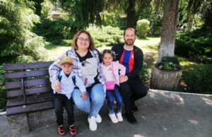 Povestea binelui reciproc – „Toată lumea ne spune că am făcut un mare bine acestor copii, însă noi credem că ei ne-au făcut nouă bine, pentru că ne-au umplut sufletele cu bucurie”