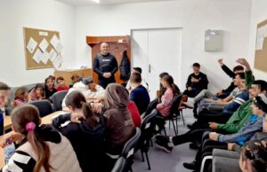 „Ora de civilizație” cu jandarmii dâmbovițeni la Școala Gimnazială Specială Târgoviște