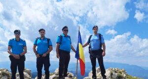 Tricolorul pe Culmile Bucegilor, omagiu de Ziua Drapelului Național!