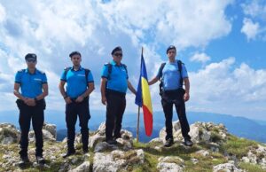 Tricolorul pe Culmile Bucegilor, omagiu de Ziua Drapelului Național!